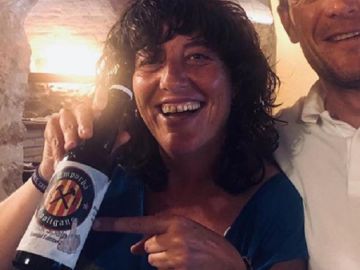 La consellera de Agricultura de la Generalitat junto a una cerveza con el lema 'Fuck Spain' La consellera de Agricultura de la Generalitat junto a una cerveza con el lema 'Fuck Spain'