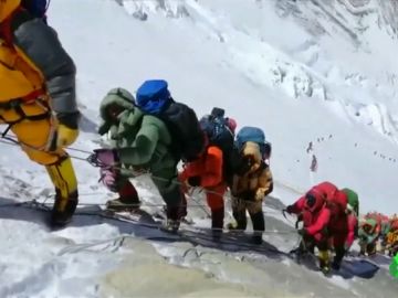 Montañeros subiendo el Everest. Montañeros subiendo el Everest.