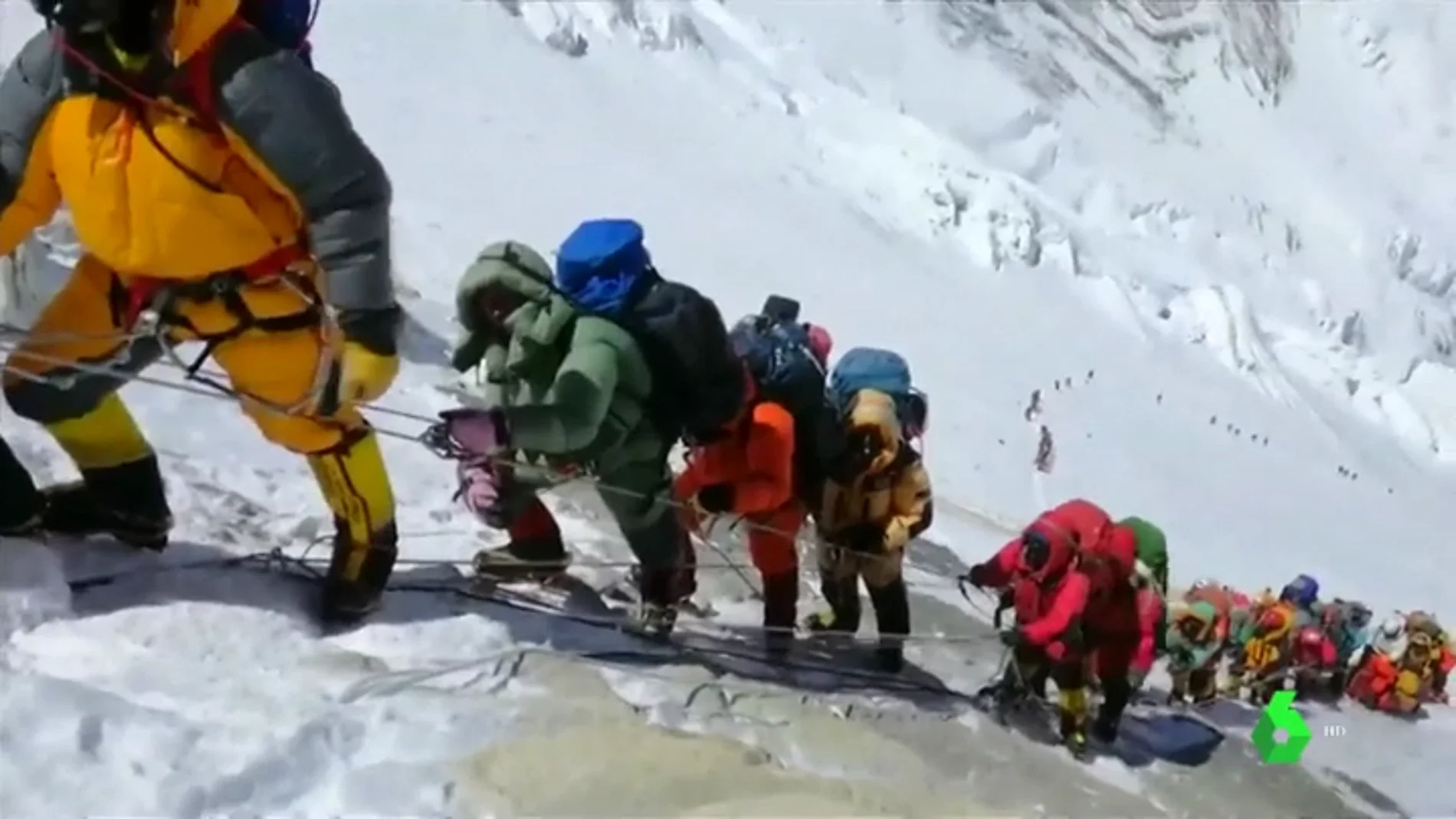Montañeros subiendo el Everest. 