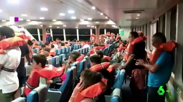 Pasajeros de un ferry que fueron evacuados tras encallar