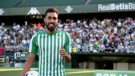 Borja Iglesias, presentado con el Betis Borja Iglesias, presentado con el Betis