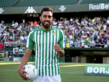 Borja Iglesias, presentado con el Betis Borja Iglesias, presentado con el Betis