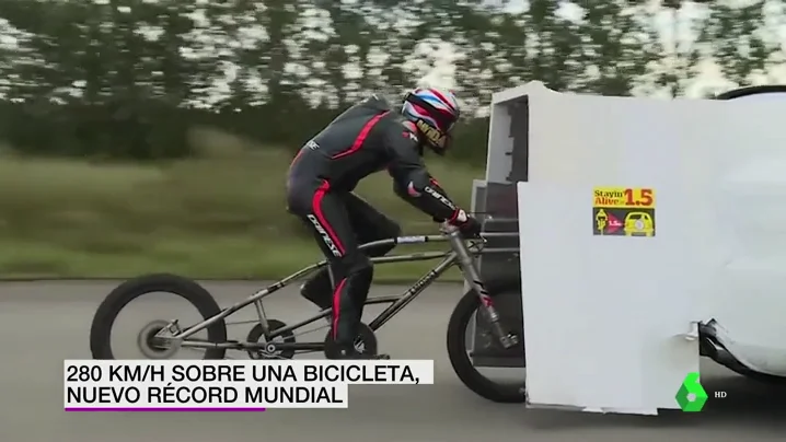 Neil Campbell bate el récord mundial de velocidad en bicicleta tras alcanzar los 280 kilómetros por hora