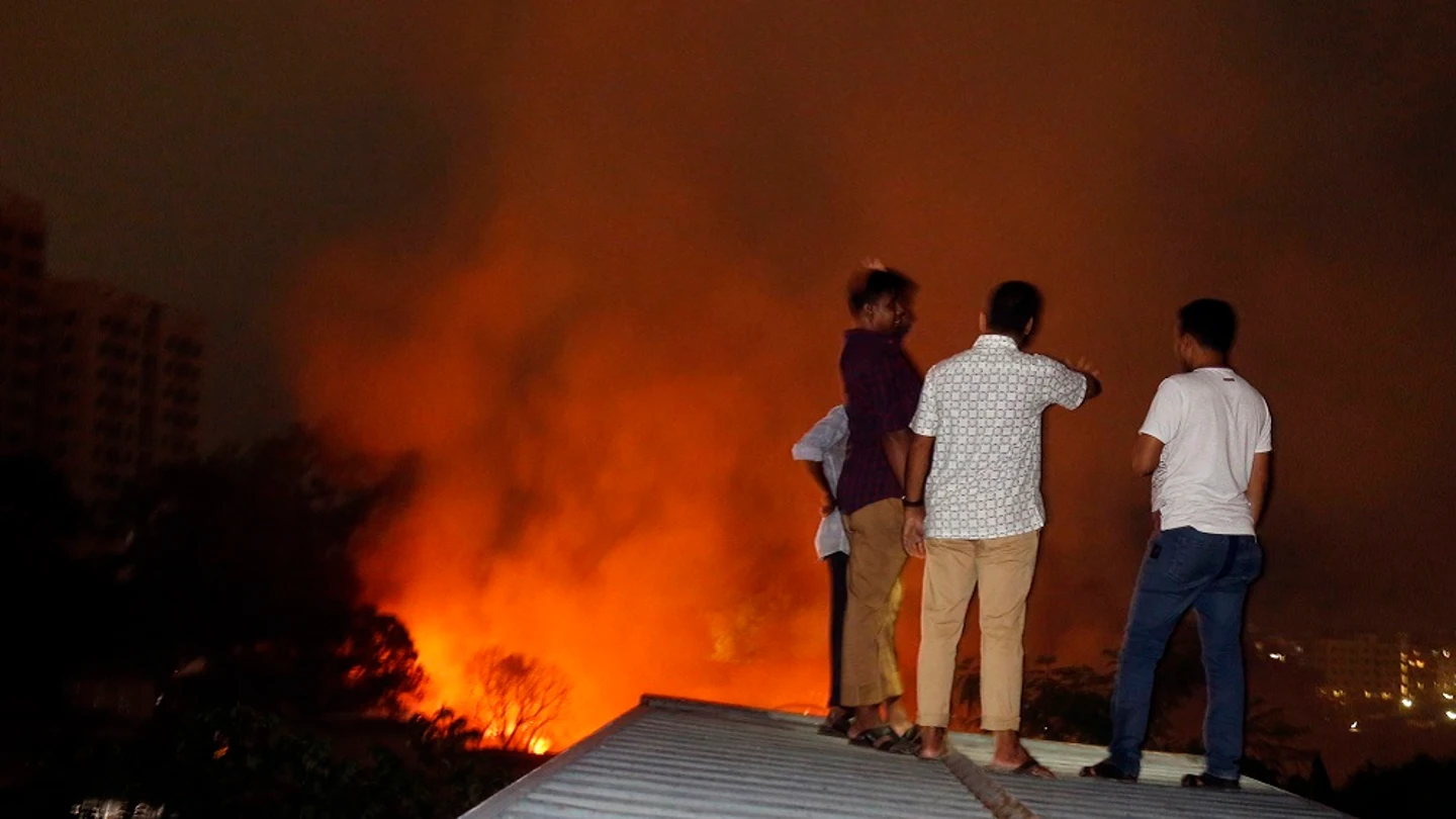 Personas de Bangladesh observando el fuego Personas de Bangladesh observando el fuego.