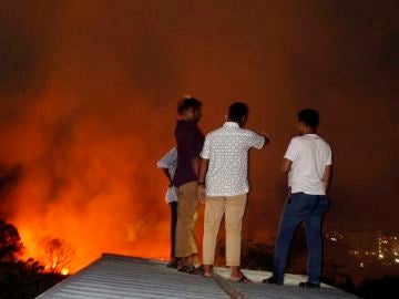Personas de Bangladesh observando el fuego Personas de Bangladesh observando el fuego