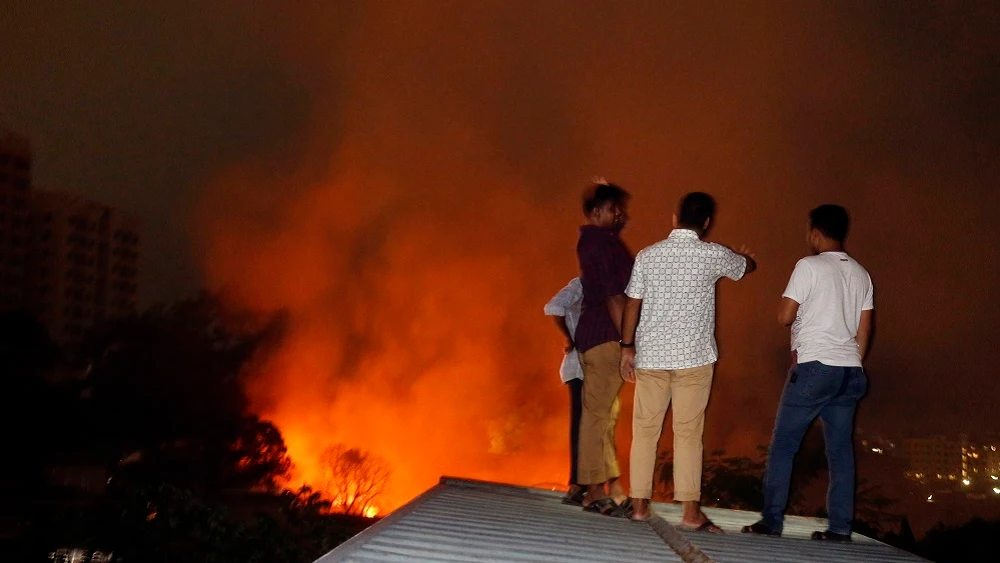 Personas de Bangladesh observando el fuego.