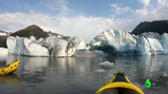 Graban el impactante momento en que un glaciar se despedaza y cae al agua en Alaska Graban el impactante momento en que un glaciar se despedaza y cae al agua en Alaska