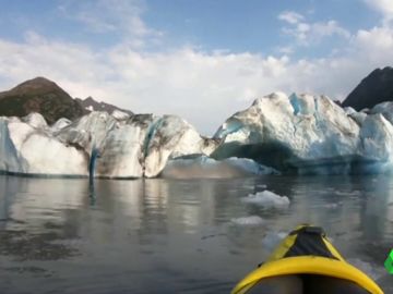 Graban el impactante momento en que un glaciar se despedaza y cae al agua en Alaska Graban el impactante momento en que un glaciar se despedaza y cae al agua en Alaska