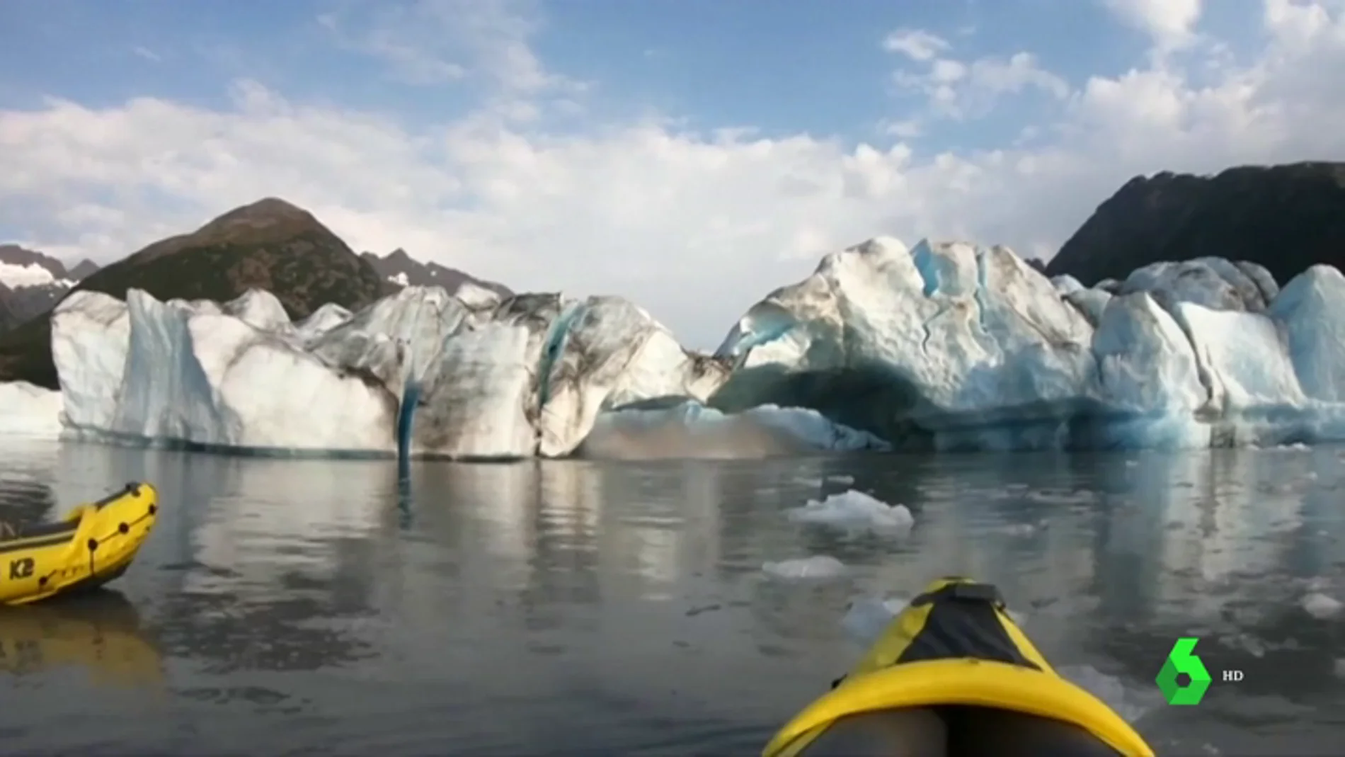 Graban el impactante momento en que un glaciar se despedaza y cae al agua en Alaska