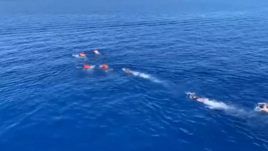 Migrantes del Open Arms se lanzan al mar para alcanzar Lampedusa Migrantes del Open Arms se lanzan al mar para alcanzar Lampedusa