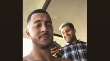 Hazard se corta el pelo