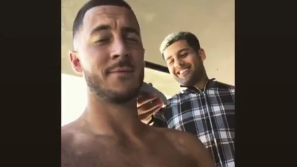 Hazard se corta el pelo