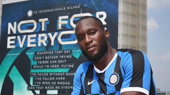 Lukaku posa con la camiseta del Inter Lukaku posa con la camiseta del Inter