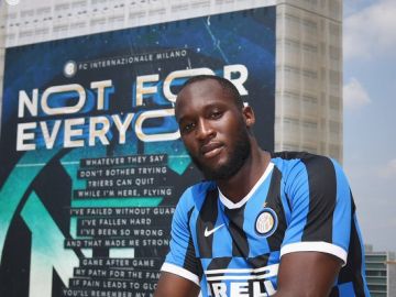 Lukaku posa con la camiseta del Inter Lukaku posa con la camiseta del Inter
