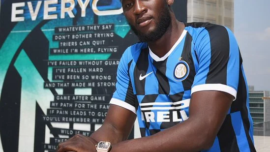 Lukaku posa con la camiseta del Inter