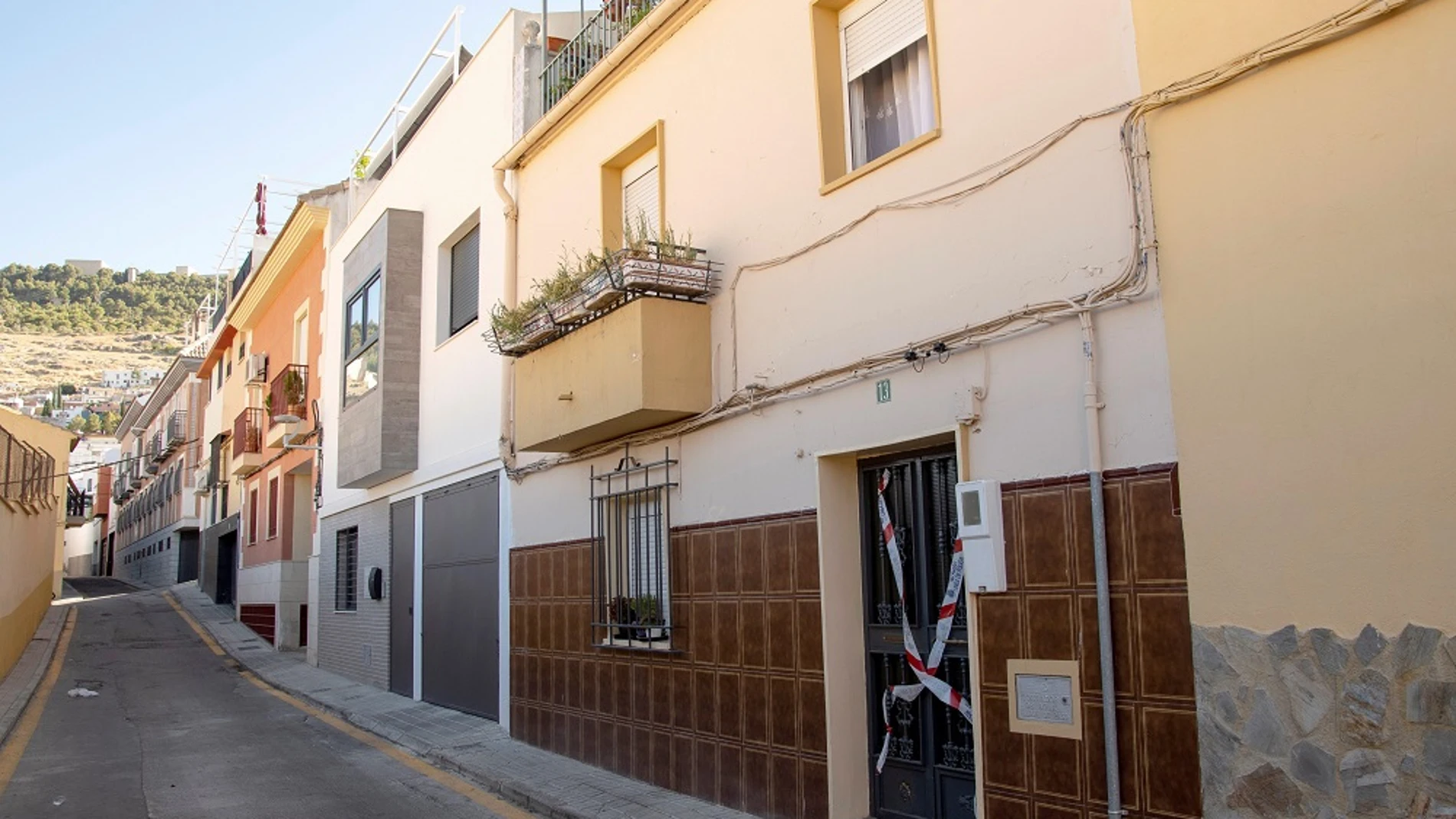 Fachada de la vivienda en la que presuntamente un hombre ha matado a su mujer en Jaén