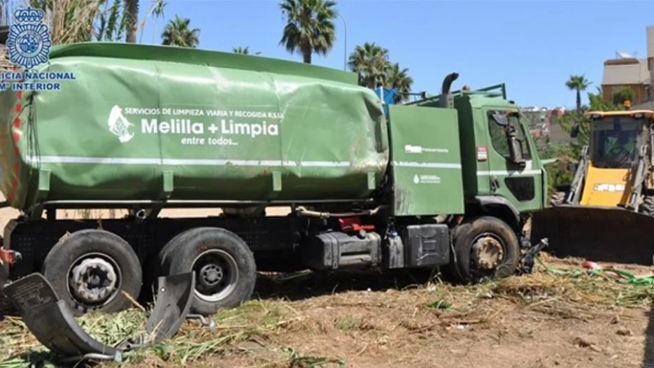 Camión cisterna accidentado en Melilla.