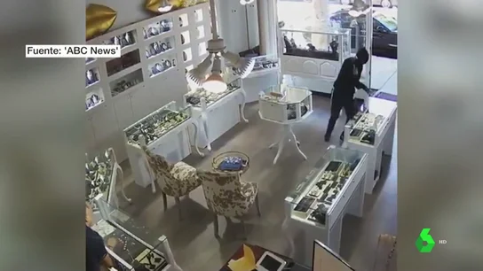 Uno de los ladrones asaltando la joyería.  Uno de los ladrones asaltando la joyería.