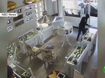 Uno de los ladrones asaltando la joyería. Uno de los ladrones asaltando la joyería.
