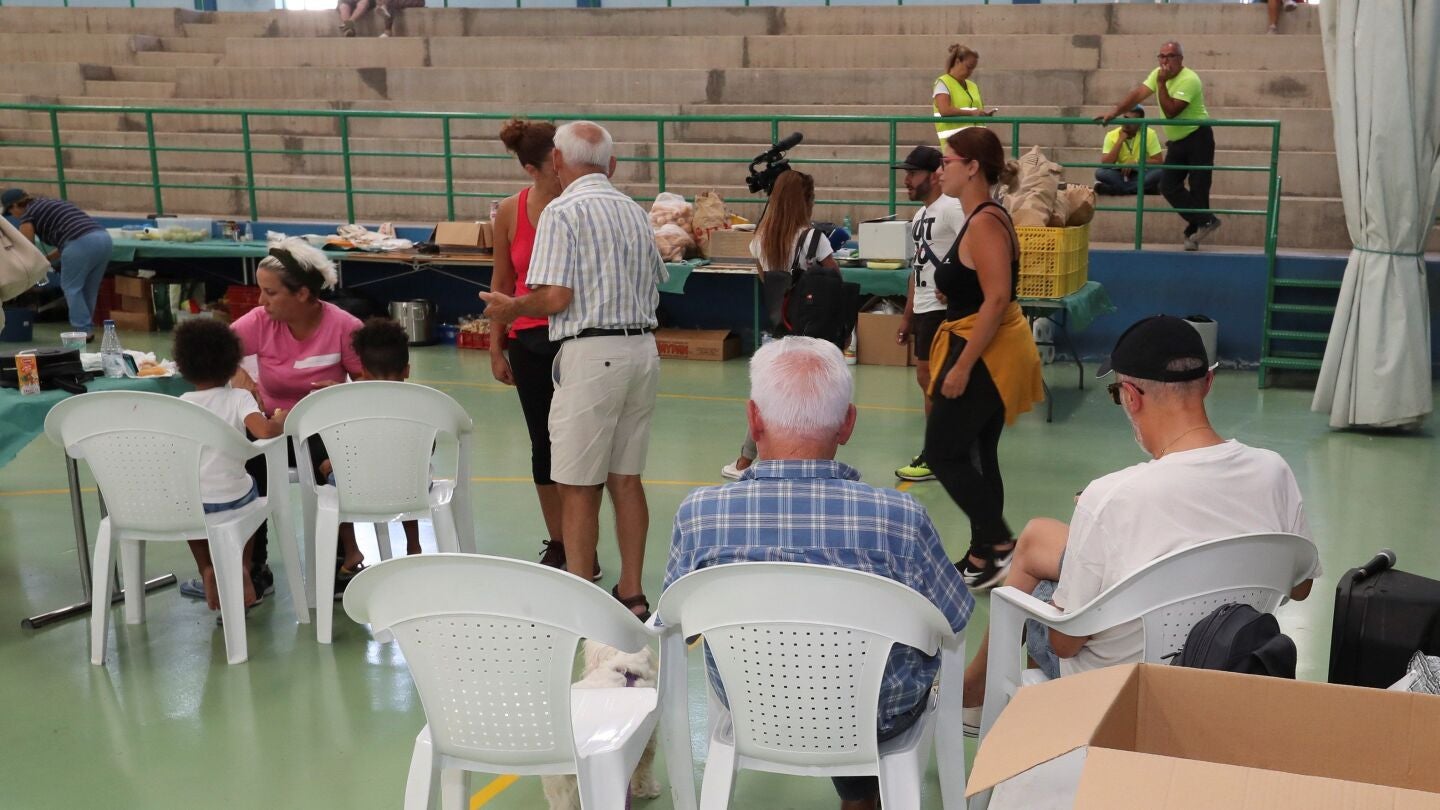 Varias personas desalojadas por el incendio de Gran Canaria en el polideportivo mucipal de Agaete