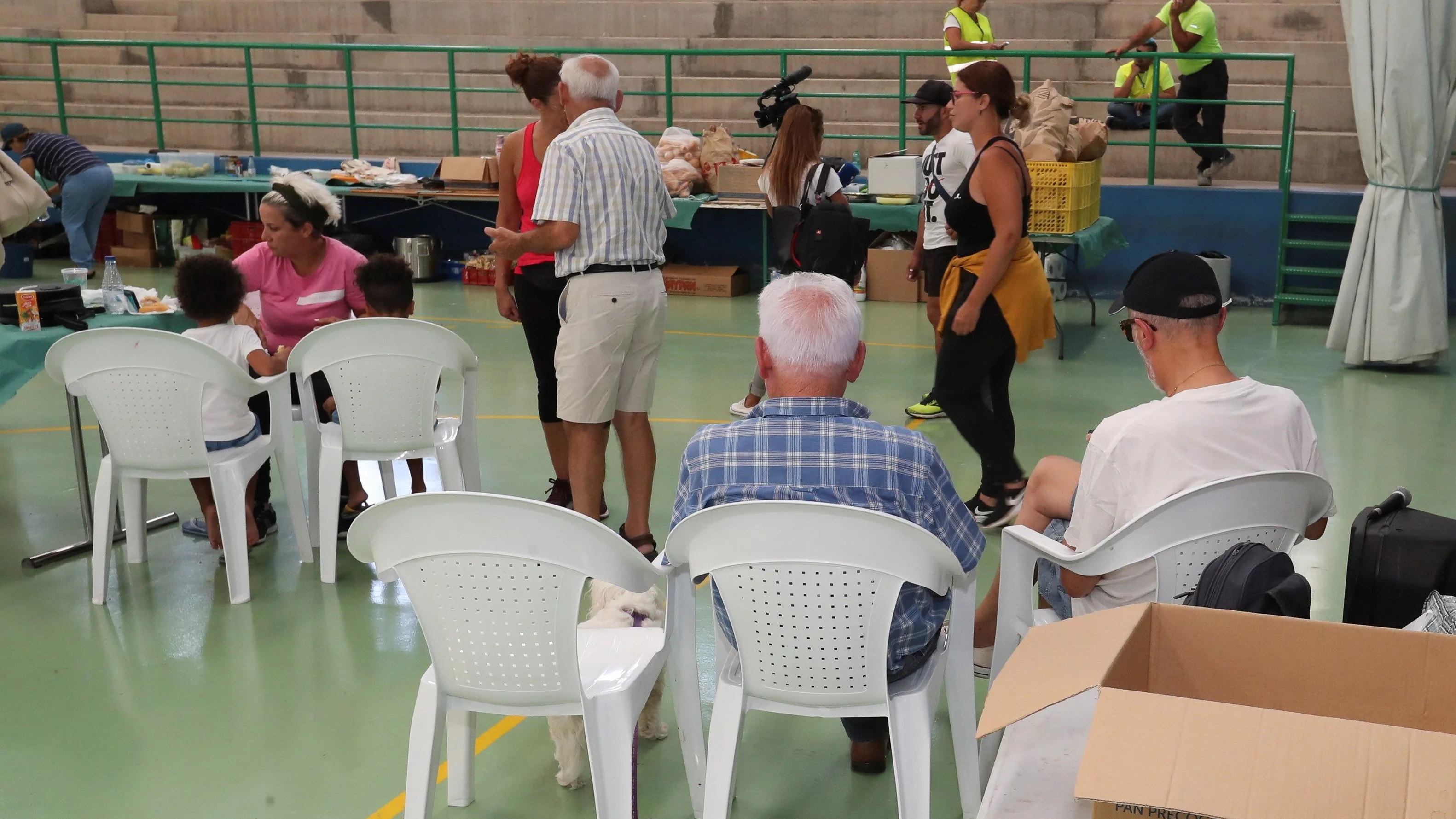 Varias personas desalojadas por el incendio de Gran Canaria en el polideportivo mucipal de Agaete