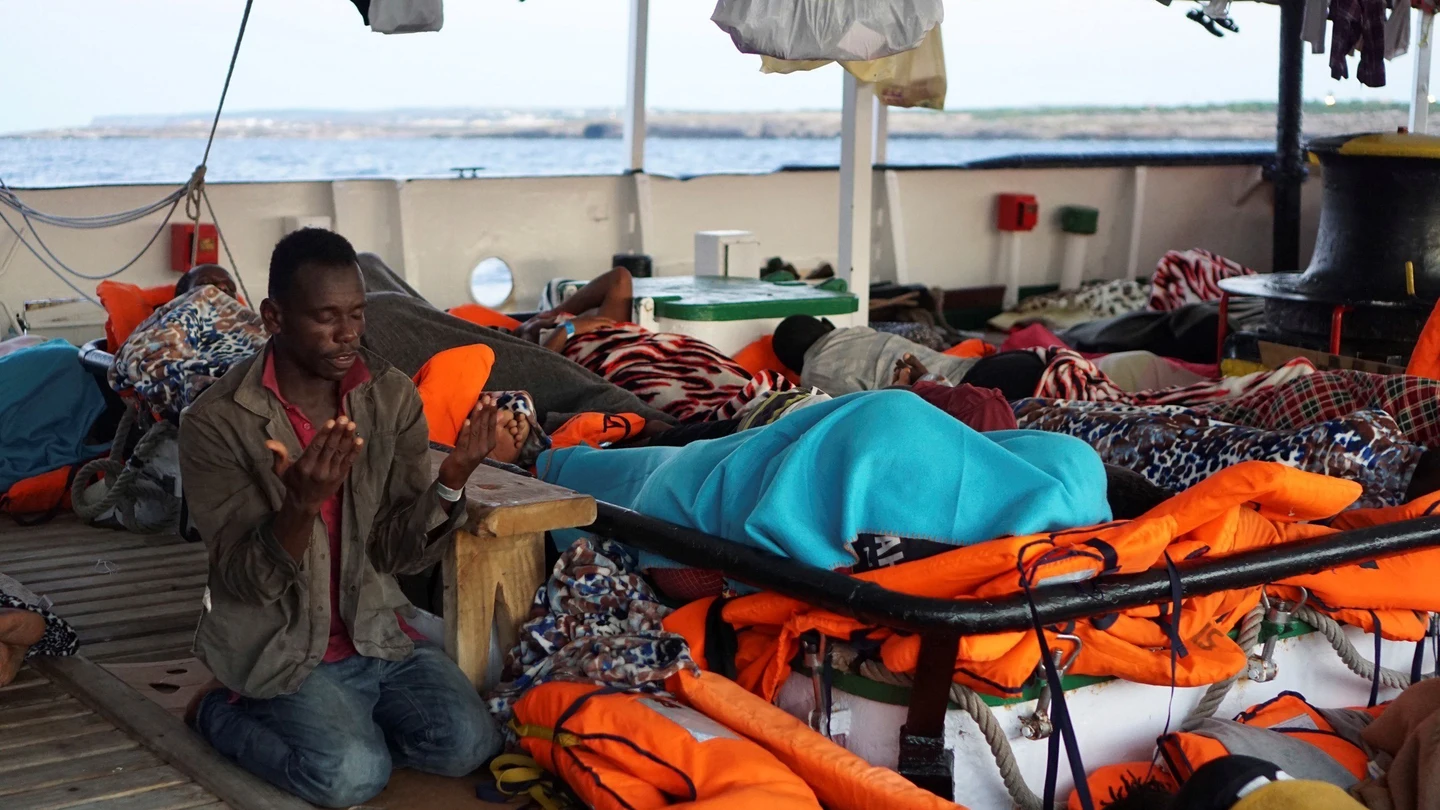 Un migrante reza a primera hora de esta mañana a bordo del Open Arms, fondeado frente a la costa de Lampedusa. Un migrante reza a primera hora de esta mañana a bordo del Open Arms, fondeado frente a la costa de Lampedusa.