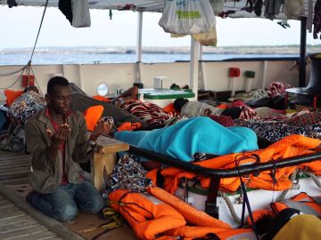 Un migrante reza a primera hora de esta mañana a bordo del Open Arms, fondeado frente a la costa de Lampedusa. Un migrante reza a primera hora de esta mañana a bordo del Open Arms, fondeado frente a la costa de Lampedusa.
