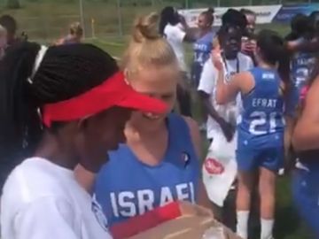El regalo de las jugadoras israelíes a sus rivales kenianas El regalo de las jugadoras israelíes a sus rivales kenianas