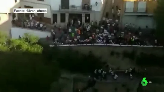 Cae por un precipicio mientras huye de un toro en las fiestas del Torico de la Cuerda Cae por un precipicio mientras huye de un toro en las fiestas del Torico de la Cuerda