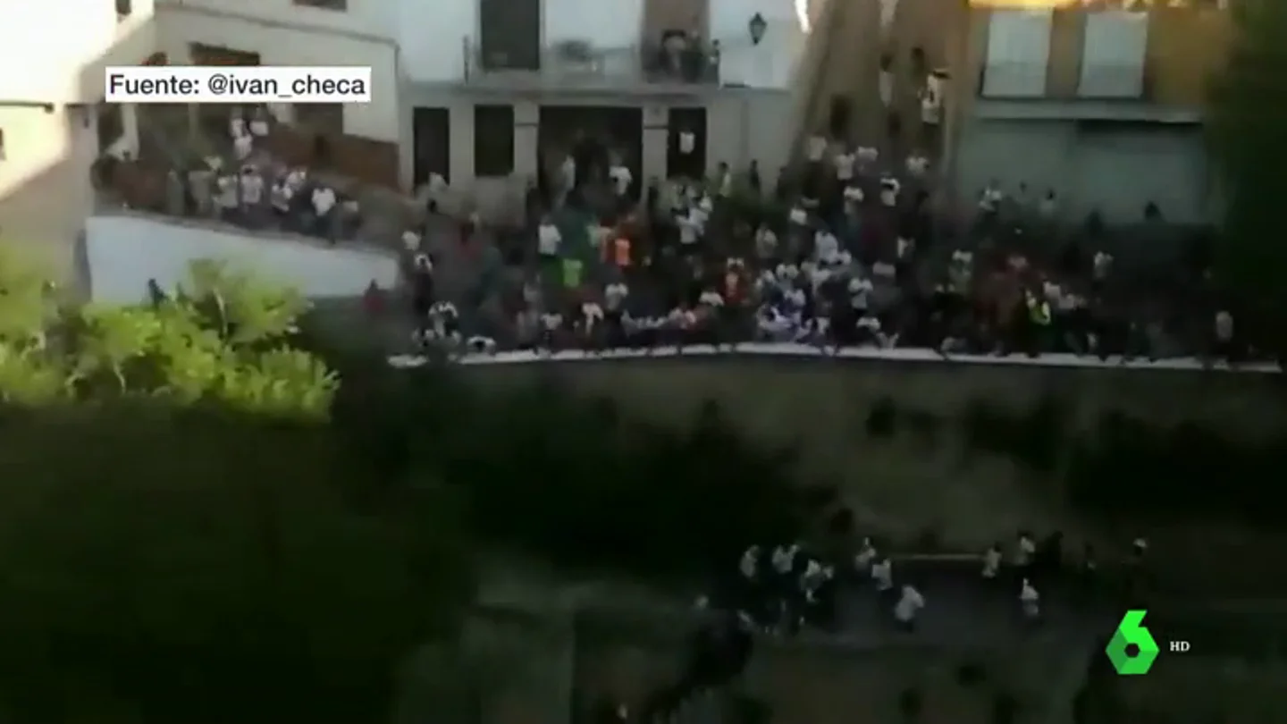 Cae por un precipicio mientras huye de un toro en las fiestas del Torico de la Cuerda Cae por un precipicio mientras huye de un toro en las fiestas del Torico de la Cuerda