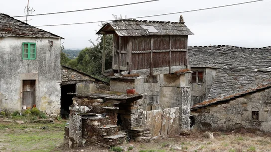 Imagen de una de las viviendas de la aldea que un grupo de amigos planean comprar para pasar allí su jubilación Imagen de una de las viviendas de la aldea que un grupo de amigos planean comprar para pasar allí su jubilación