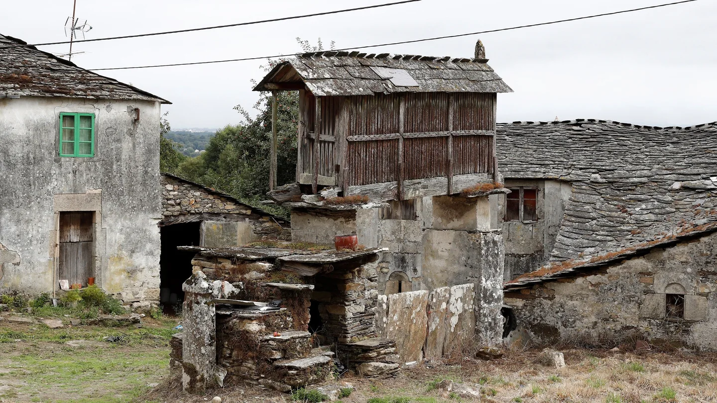 Imagen de una de las viviendas de la aldea que un grupo de amigos planean comprar para pasar allí su jubilación Imagen de una de las viviendas de la aldea que un grupo de amigos planean comprar para pasar allí su jubilación