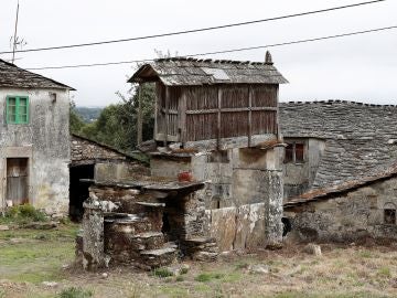 Imagen de una de las viviendas de la aldea que un grupo de amigos planean comprar para pasar allí su jubilación Imagen de una de las viviendas de la aldea que un grupo de amigos planean comprar para pasar allí su jubilación