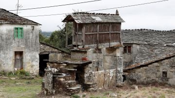Imagen de una de las viviendas de la aldea que un grupo de amigos planean comprar para pasar allí su jubilación