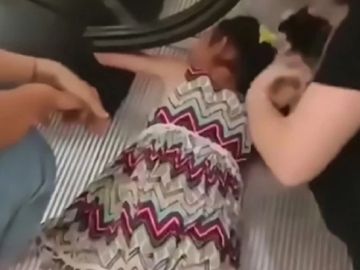 Imagen de la niña china cuyo brazo quedó atrapado por unas escaleras mecánicas Imagen de la niña china cuyo brazo quedó atrapado por unas escaleras mecánicas