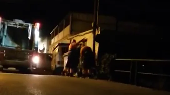 Las "lamentables" imágenes de los operarios de Limpieza de Marbella arrojando basura a un río  Las "lamentables" imágenes de los operarios de Limpieza de Marbella arrojando basura a un río