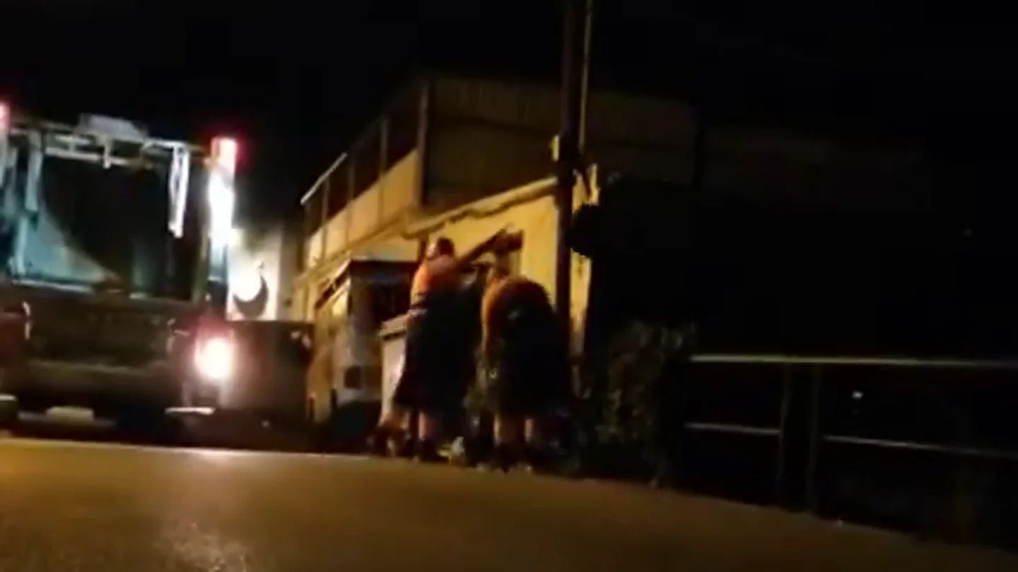 Las "lamentables" imágenes de los operarios de Limpieza de Marbella arrojando basura a un río Las "lamentables" imágenes de los operarios de Limpieza de Marbella arrojando basura a un río