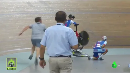 Salvador: un mecánico aparta una bicicleta 'in extremis' y evita un accidente múltiple Salvador: un mecánico aparta una bicicleta 'in extremis' y evita un accidente múltiple