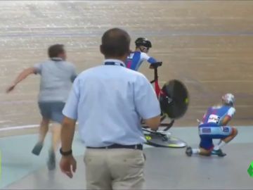 Salvador: un mecánico aparta una bicicleta 'in extremis' y evita un accidente múltiple Salvador: un mecánico aparta una bicicleta 'in extremis' y evita un accidente múltiple