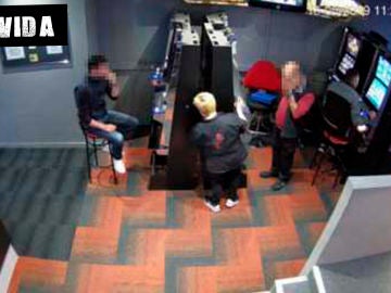 Imágenes robando en una sala de juegos Imágenes robando en una sala de juegos