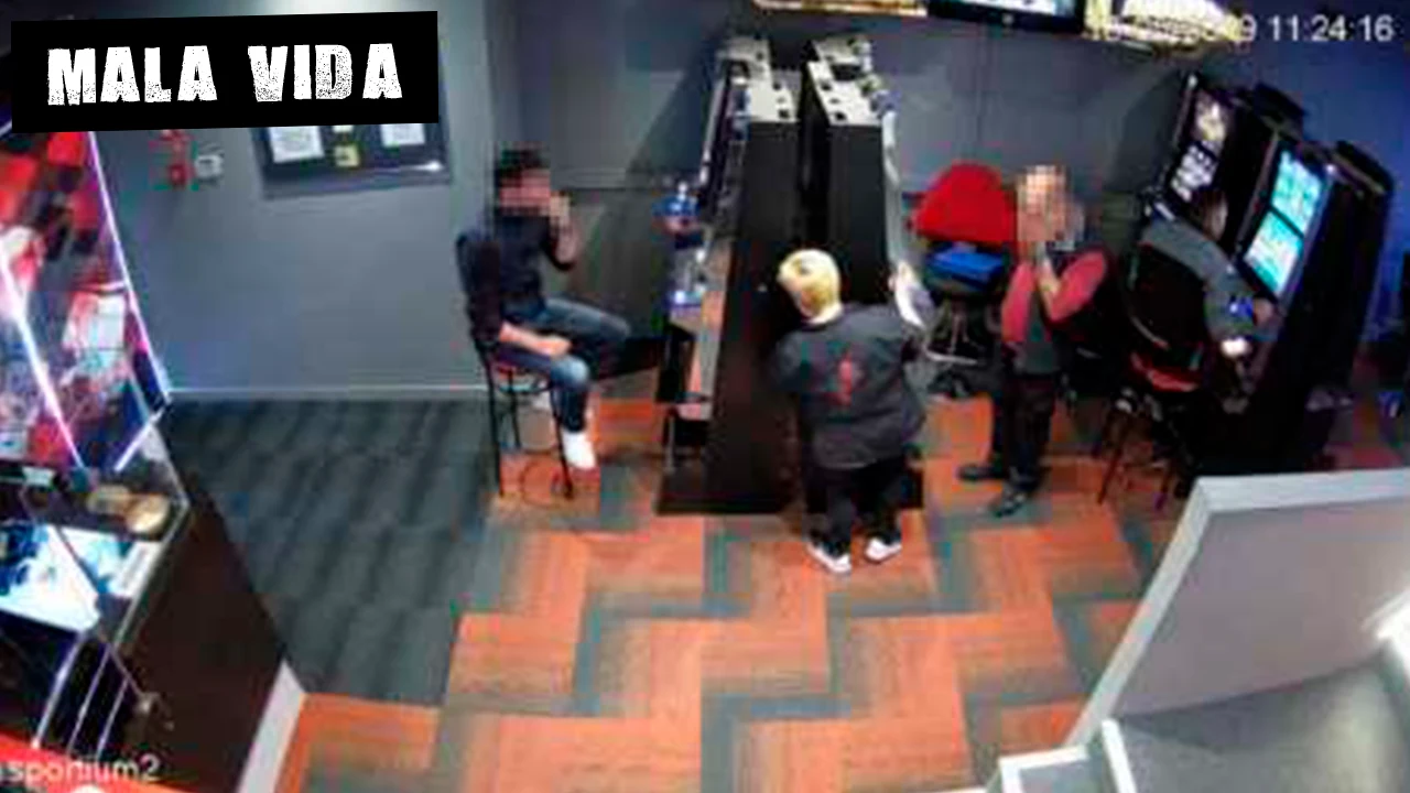 Imágenes robando en una sala de juegos El Muro