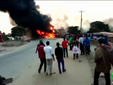 Bola de fuego provocada por un camión cisterna siniestrado Bola de fuego provocada por un camión cisterna siniestrado