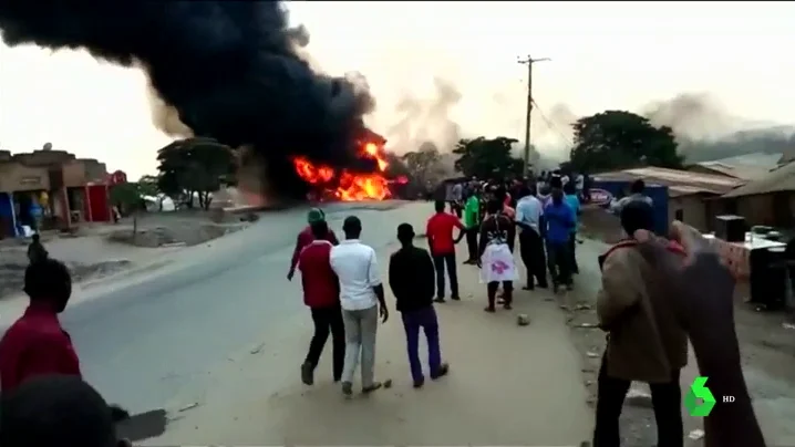 Bola de fuego provocada por un camión cisterna siniestrado