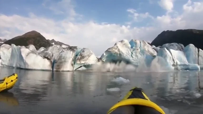 Graban el deshielo de un glaciar desde su kayak y les traga una ola gigante