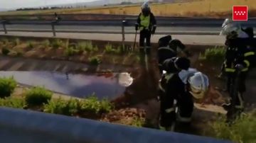 Un camión cisterna sufre un accidente y genera una fuga de hipoclorito sódico en la R2 en Madrid