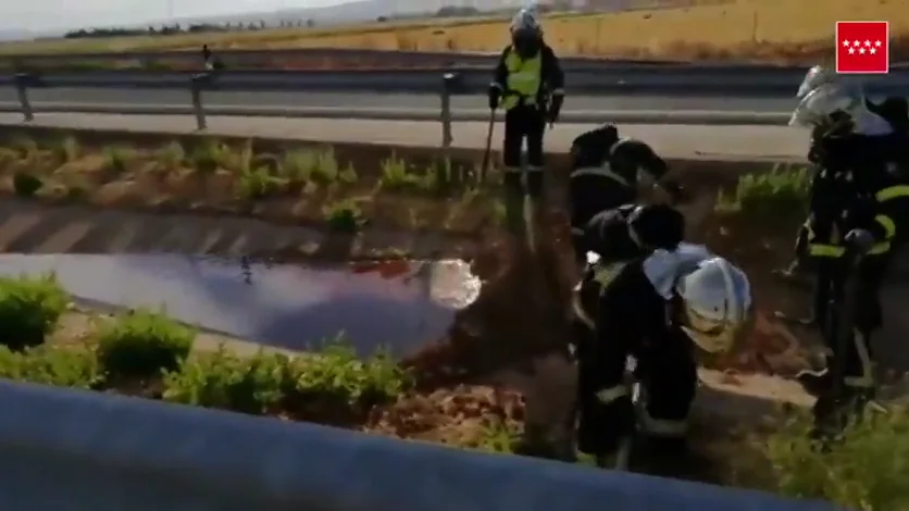 Un camión cisterna sufre un accidente y genera una fuga de hipoclorito sódico en la R2 en Madrid