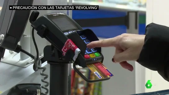 Una persona pagando con tarjeta.  Una persona pagando con tarjeta.