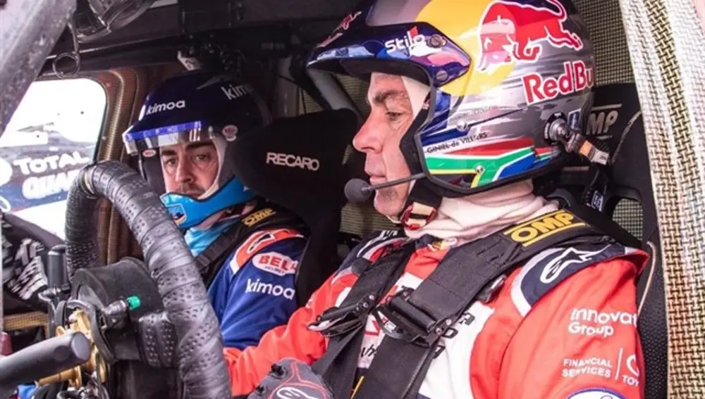 Fernando Alonso junto a Giniel de Villiers durante su prueba en marzo del Toyota Hilux del Dakar