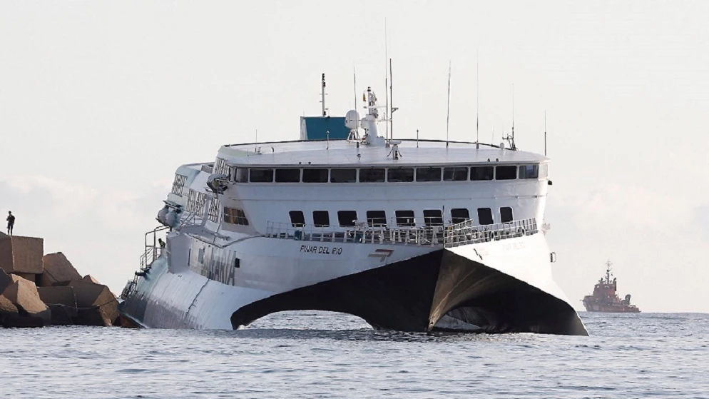 Imagen del ferry encallado en Dènia