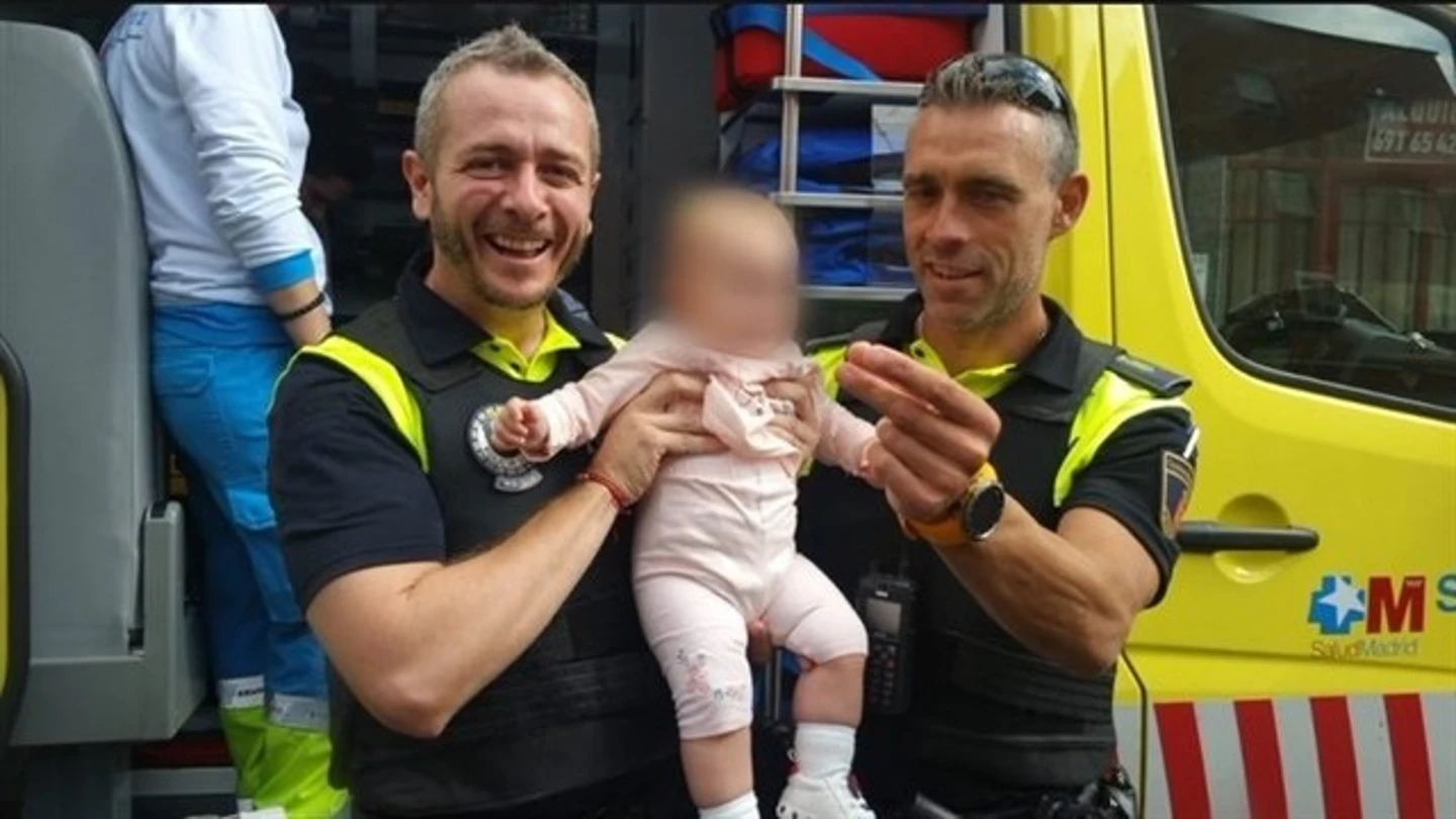 Imagen de los agentes que han salvado la vida a un bebé de ocho meses que se estaba atragantando Imagen de los agentes que han salvado la vida a un bebé de ocho meses que se estaba atragantando
